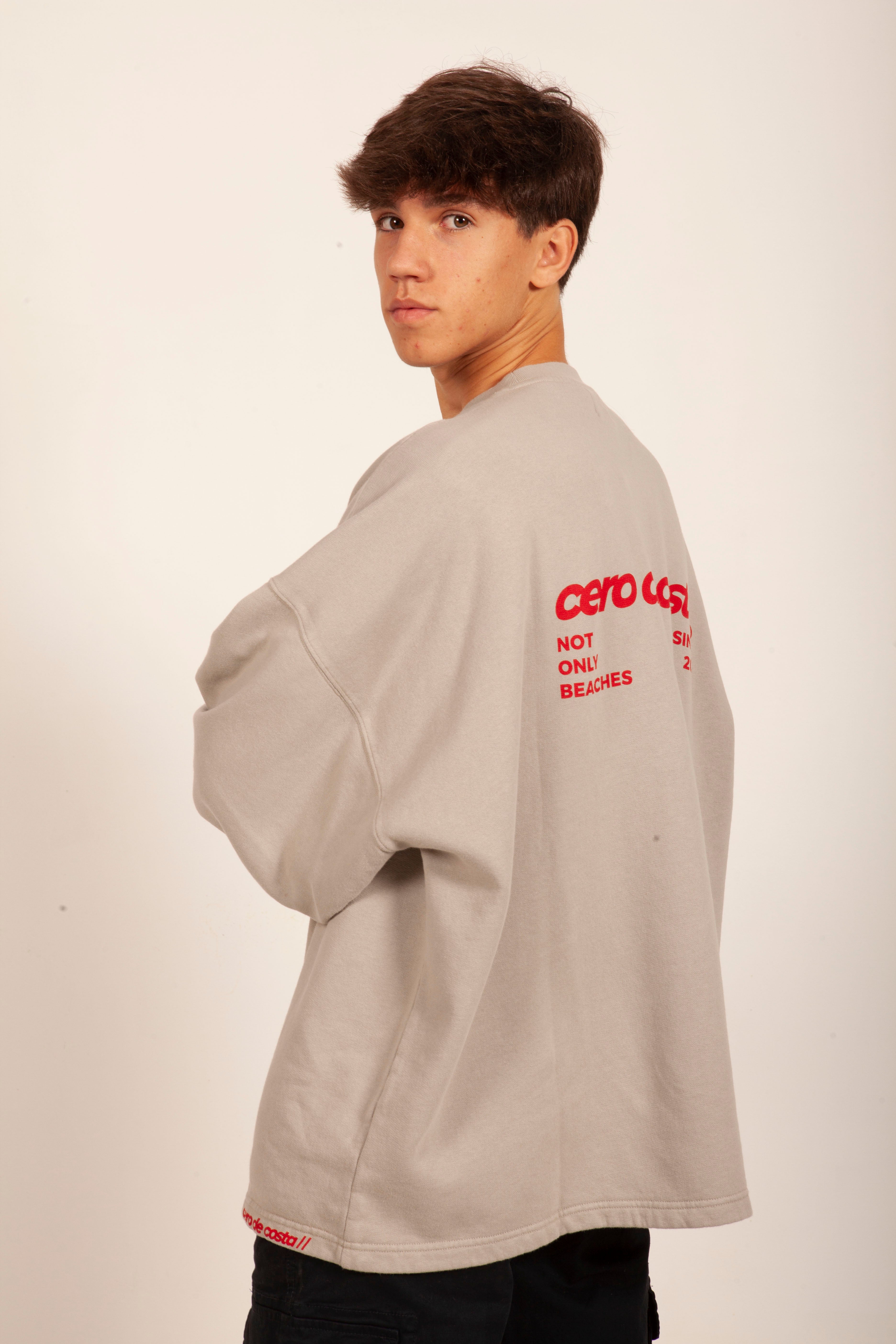 SUDADERA OVERSIZE GRIS/ROJO “NOT ONLY BEACHES”