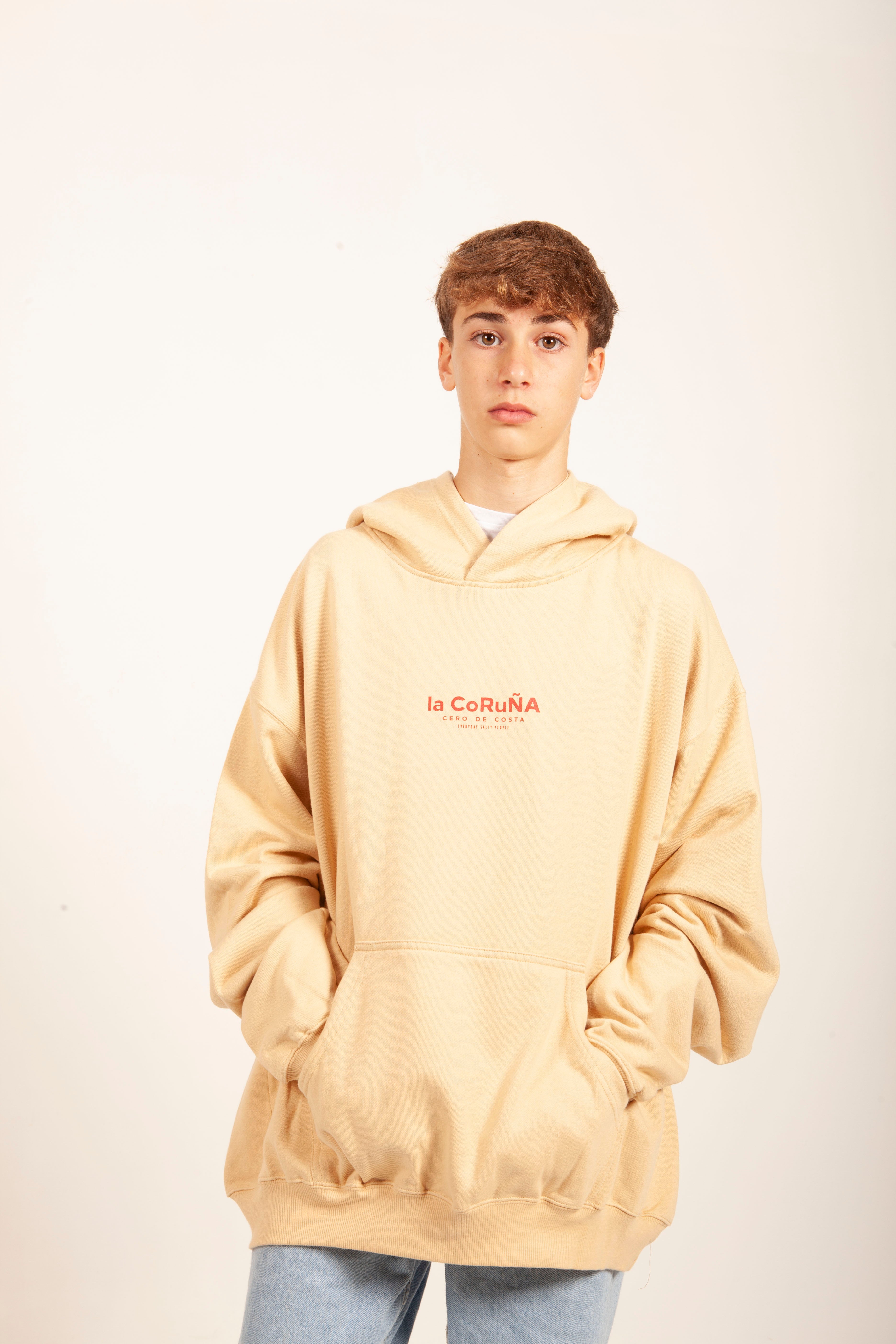 SUDADERA BEIGE CREMA/ROJO “LA CORUÑA” PLAYAS CIUDAD CON CAPUCHA