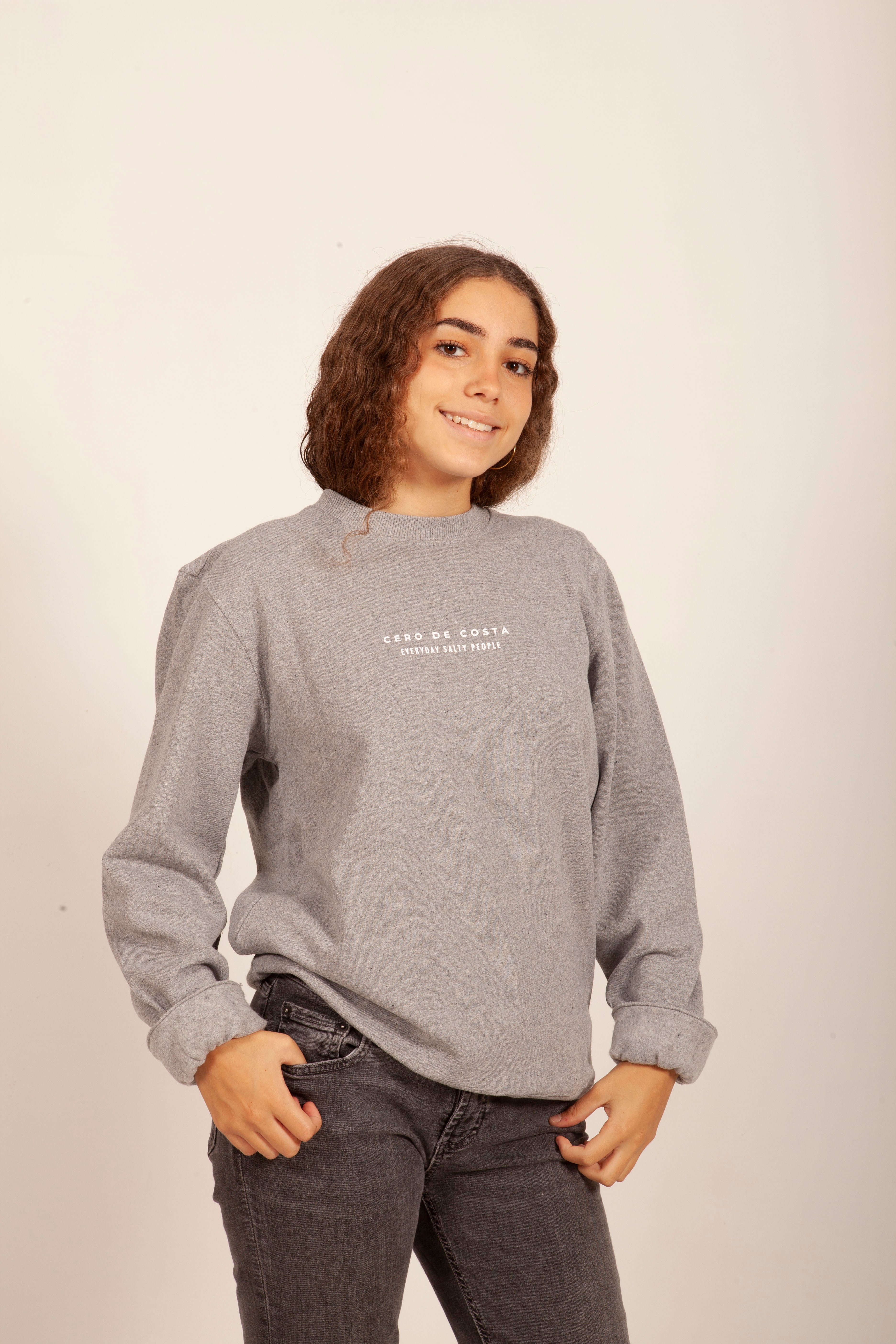 SUDADERA GRIS/BLANCO "CERO DE COSTA" ALGODÓN ORGÁNICO PLAYAS SURF