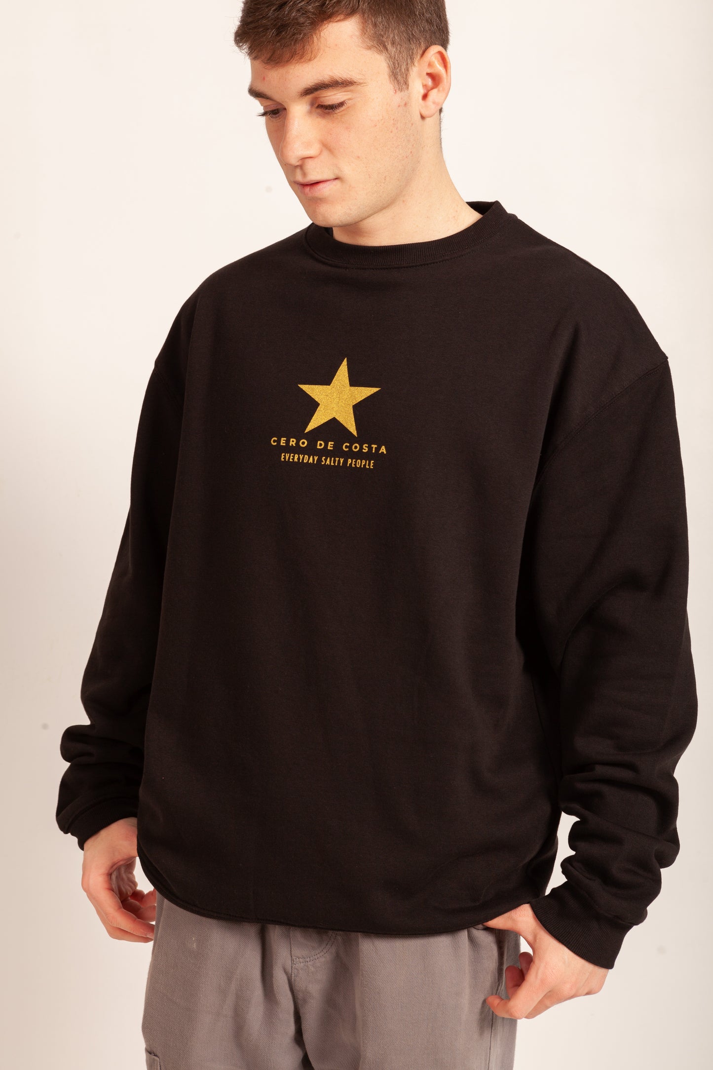 Sudadera negra estrella rosa