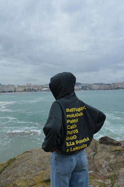 SUDADERA ANTRACITA/AMARILLO FLÚOR "CERO DE COSTA" PLAYAS SURF CON CAPUCHA