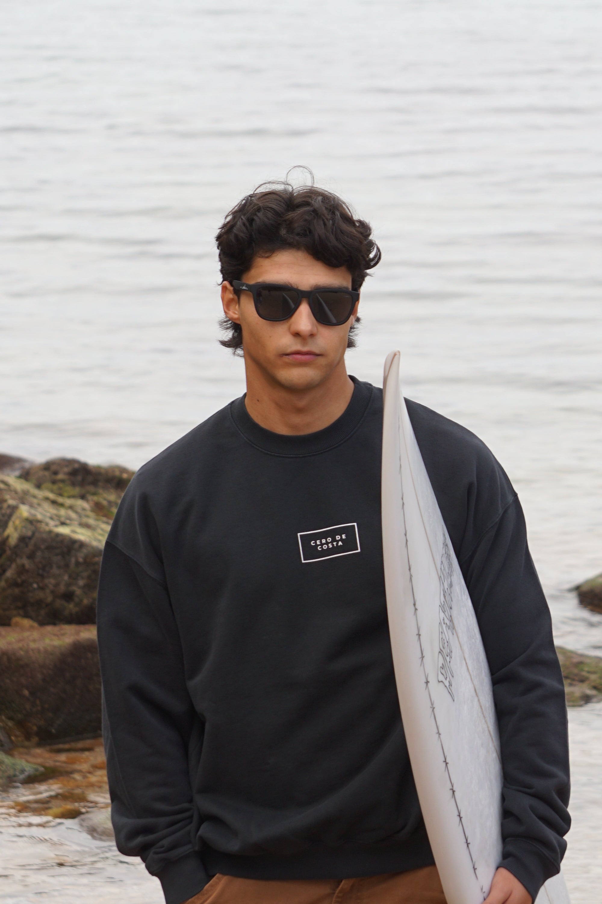 SUDADERA NEGRO/BLANCO “CDC” SIN PLAYAS