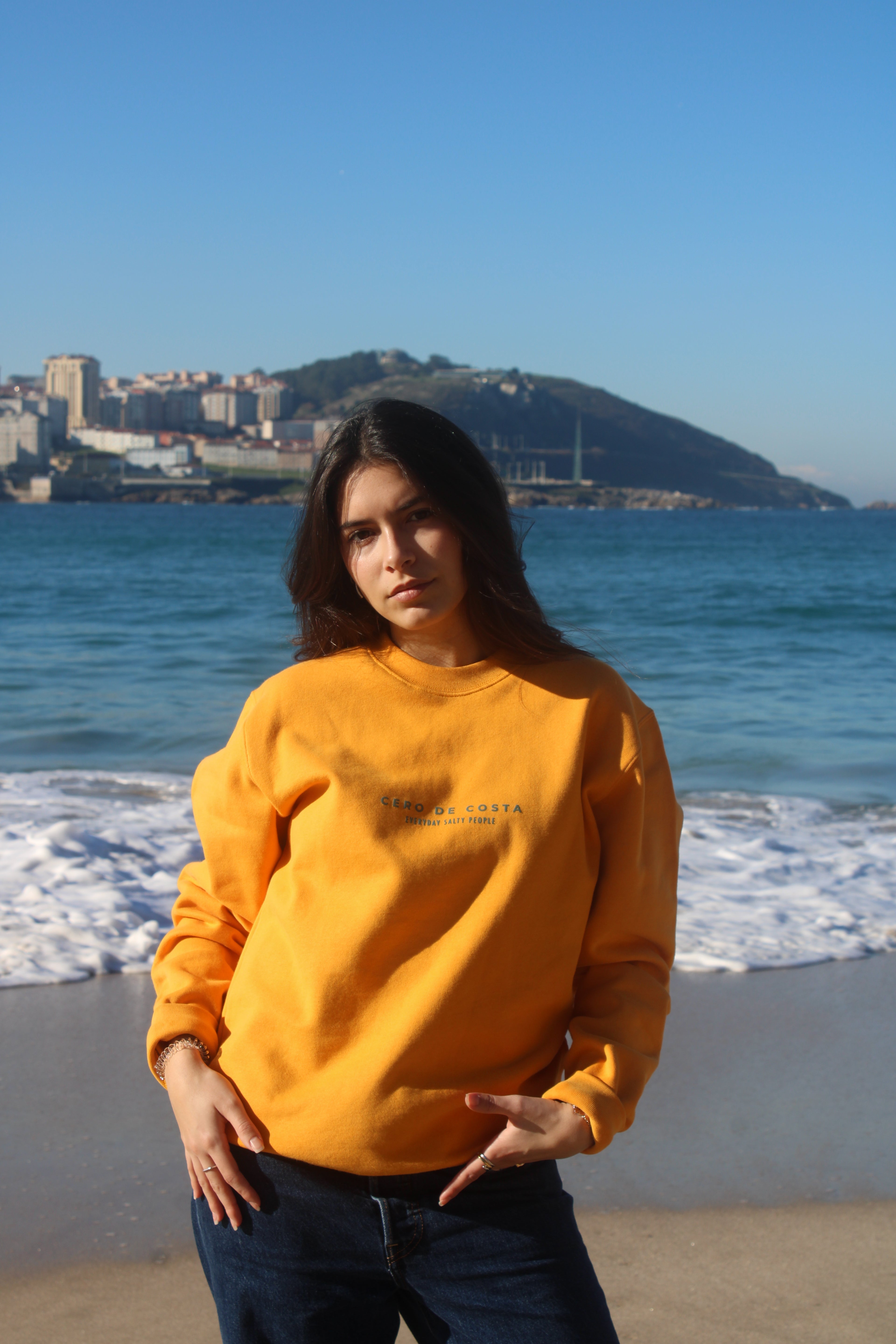 SUDADERA AMARILLO MELOCOTÓN/AZUL "CERO DE COSTA" PLAYAS SURF