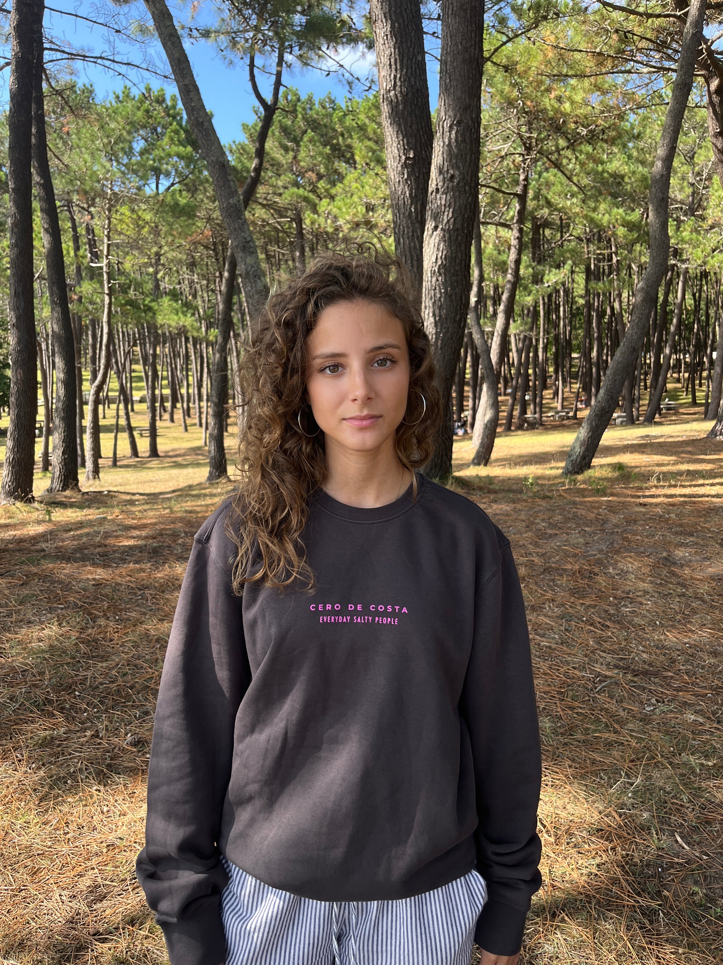 SUDADERA ANTRACITA/ROSA FUCSIA "CERO DE COSTA" PLAYAS SURF SIN CAPUCHA